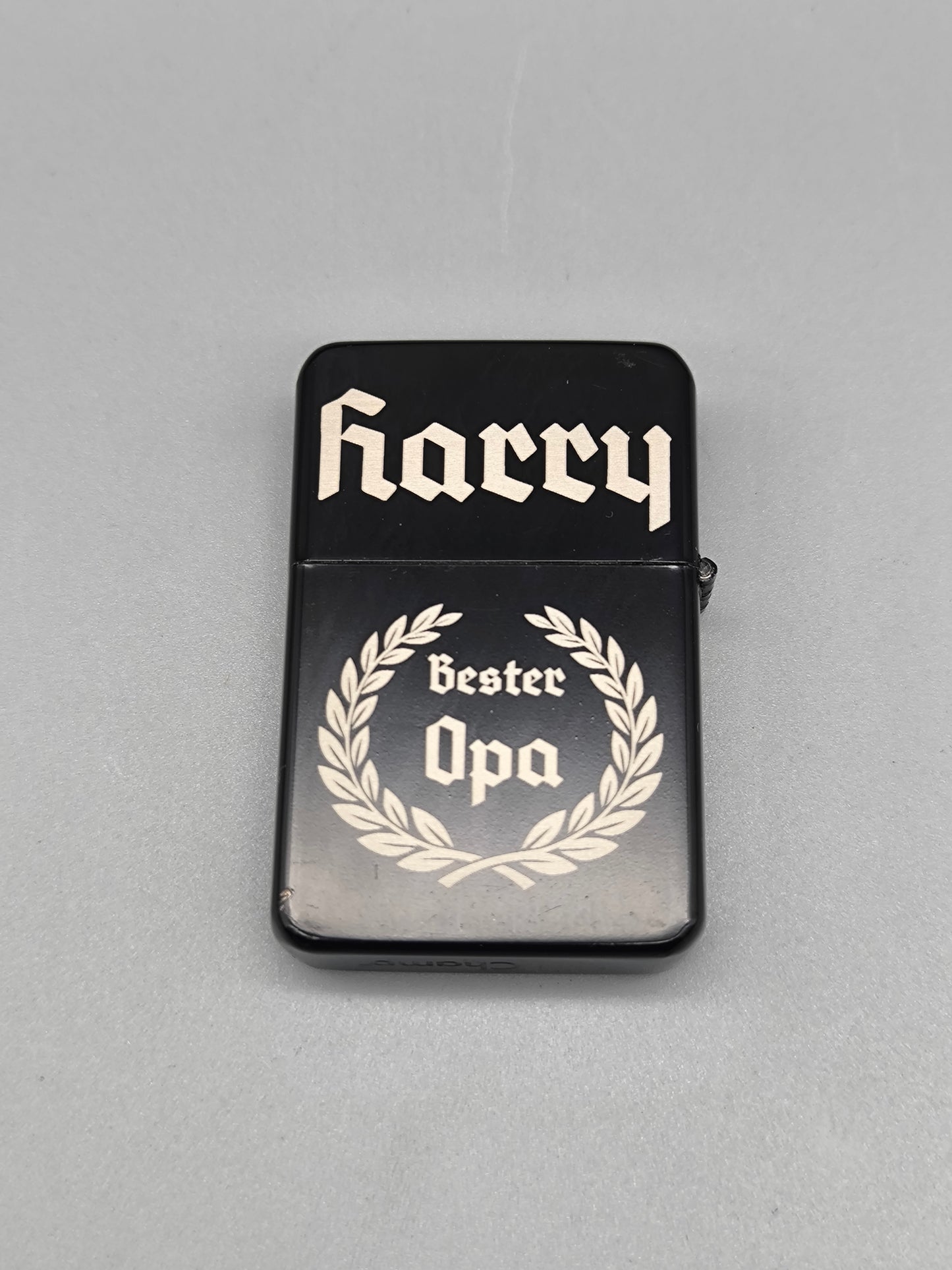 Personalisiertes Benzinfeuerzeug mit Gravur, Geschenk für Männer, Papa Geschenk, Opa Geschenk, Geburtstag, Vatertag, Monogramm, Lorbeerkranz