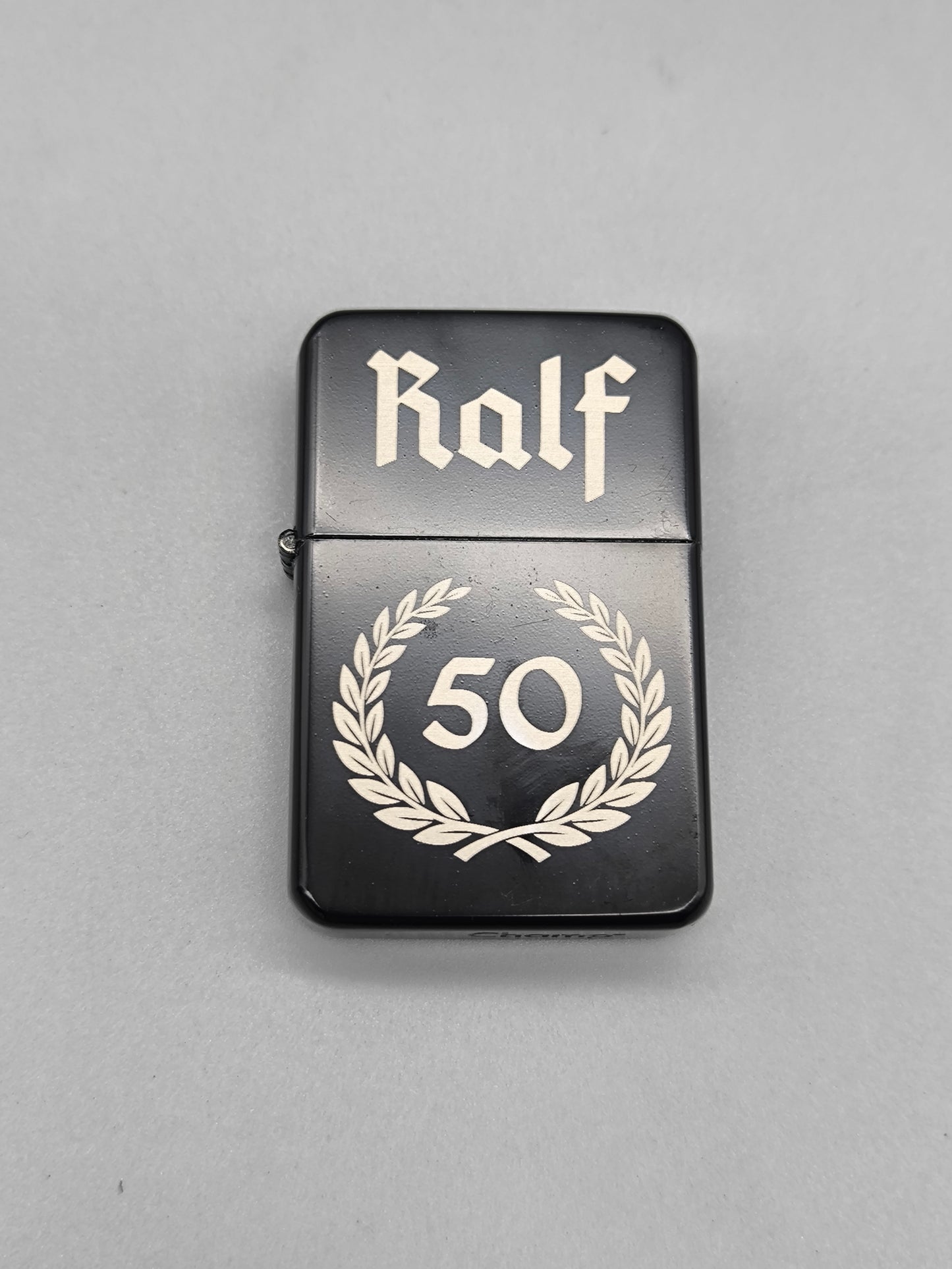 Personalisiertes Benzinfeuerzeug mit Gravur, Geschenk für Männer, Papa Geschenk, Opa Geschenk, Geburtstag, Vatertag, Monogramm, Lorbeerkranz