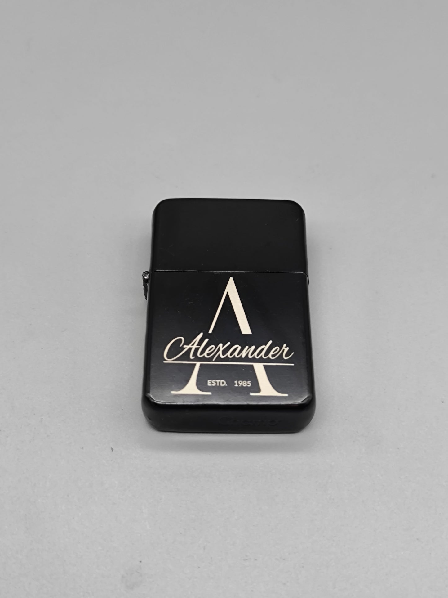 Personalisiertes Benzinfeuerzeug mit Gravur, Geschenk für Männer, Papa Geschenk, Opa Geschenk, Geburtstag, Vatertag, Monogramm, Lorbeerkranz