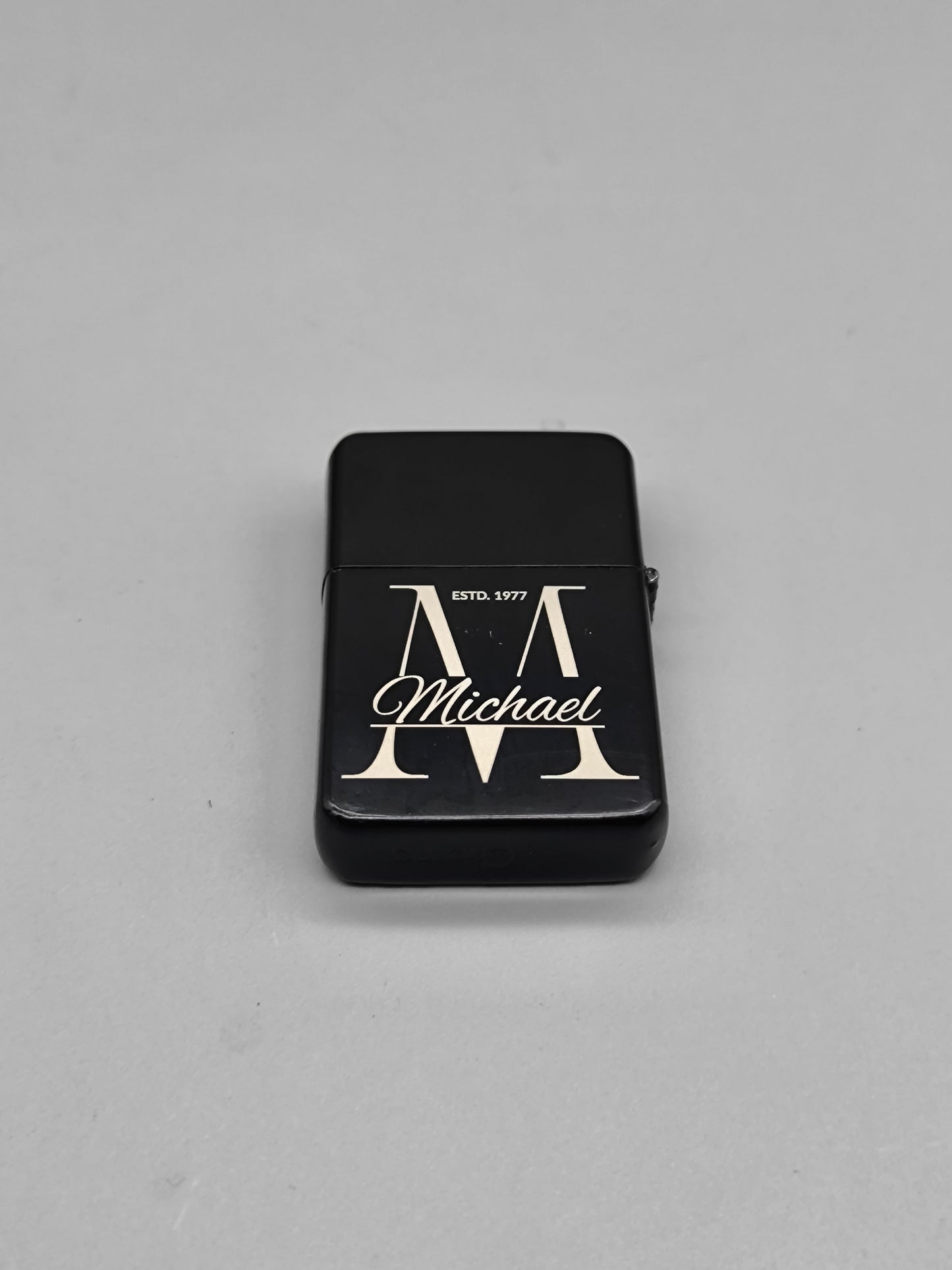 Personalisiertes Benzinfeuerzeug mit Gravur, Geschenk für Männer, Papa Geschenk, Opa Geschenk, Geburtstag, Vatertag, Monogramm, Lorbeerkranz