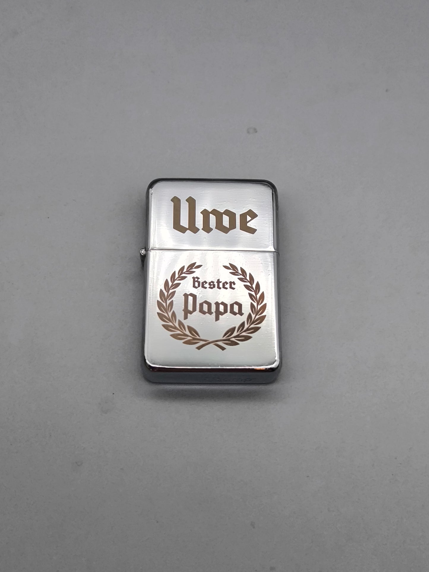 Personalisiertes Benzinfeuerzeug mit Gravur, Geschenk für Männer, Papa Geschenk, Opa Geschenk, Geburtstag, Vatertag, Monogramm, Lorbeerkranz