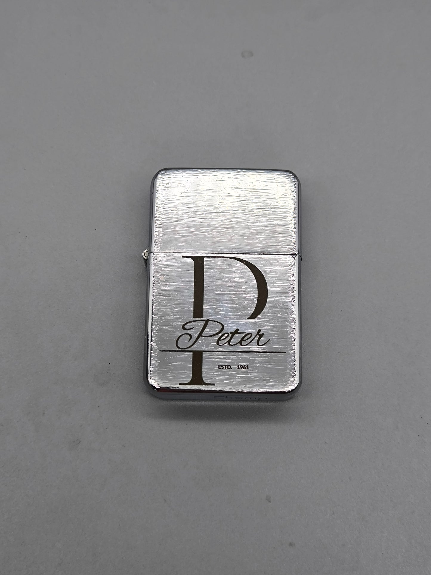 Personalisiertes Benzinfeuerzeug mit Gravur, Geschenk für Männer, Papa Geschenk, Opa Geschenk, Geburtstag, Vatertag, Monogramm, Lorbeerkranz
