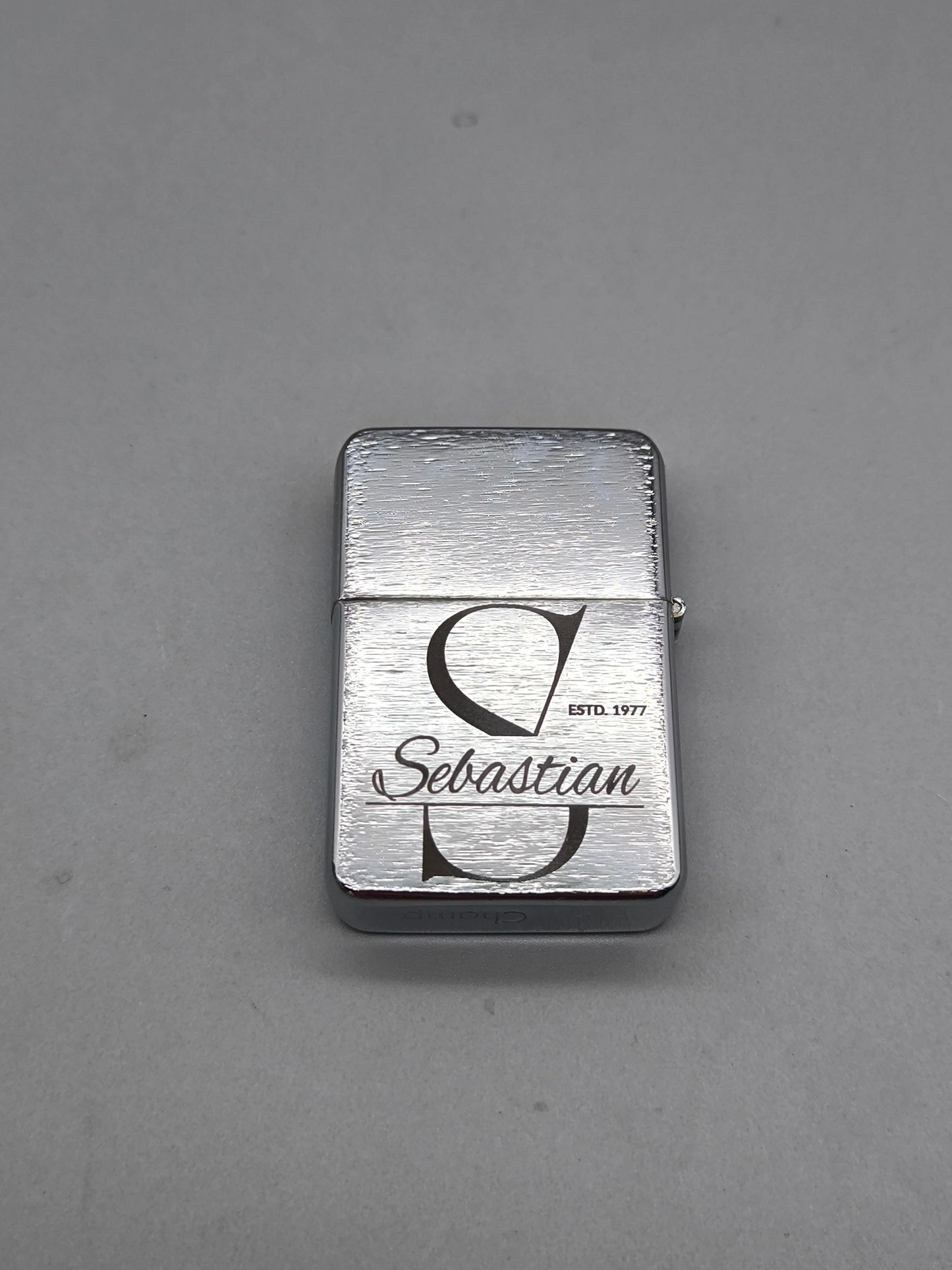 Personalisiertes Benzinfeuerzeug mit Gravur, Geschenk für Männer, Papa Geschenk, Opa Geschenk, Geburtstag, Vatertag, Monogramm, Lorbeerkranz