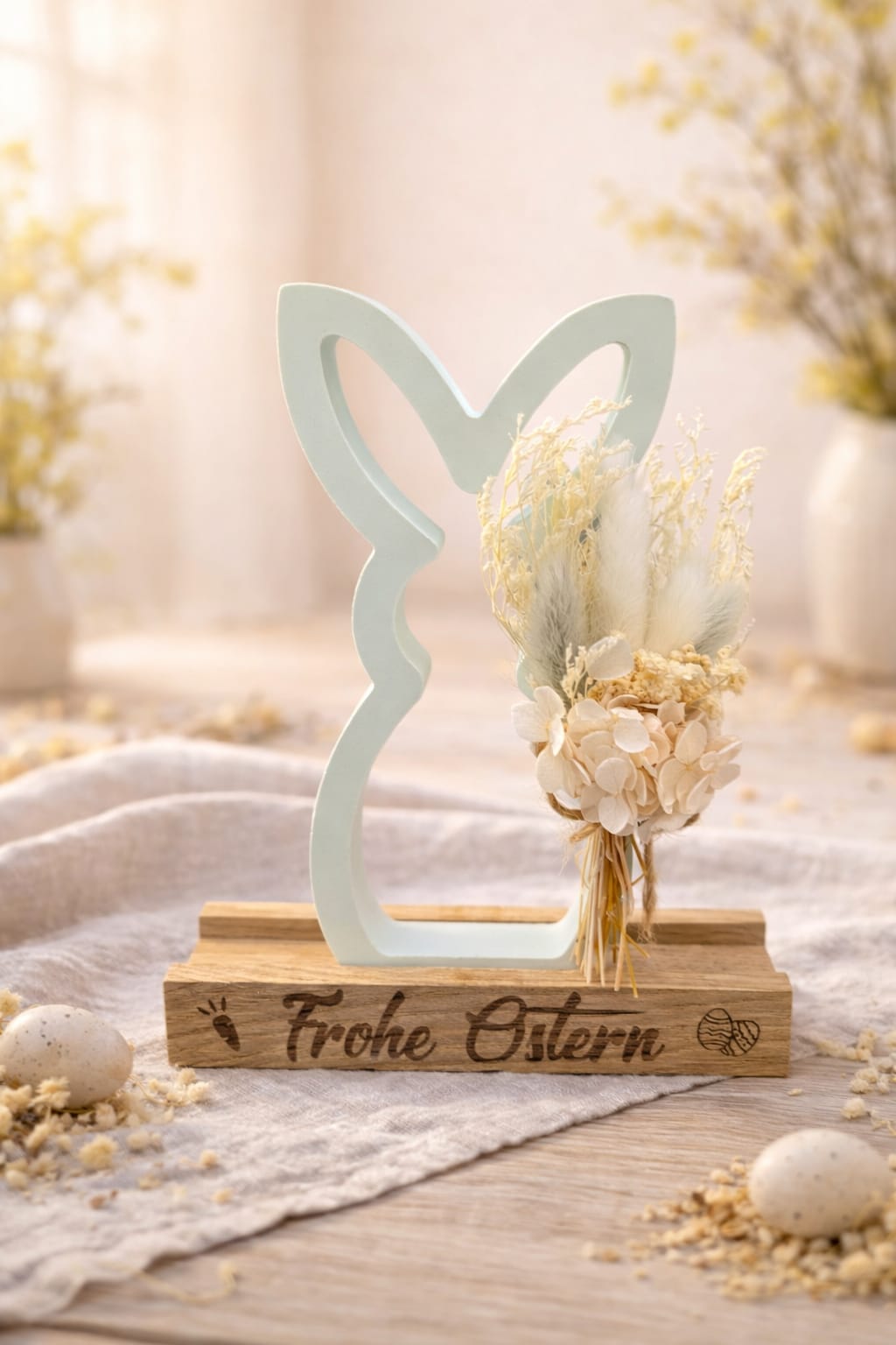 Osterhase aus Resin mit Trockenblumen & Holzsockel – Handgemachte Osterdeko