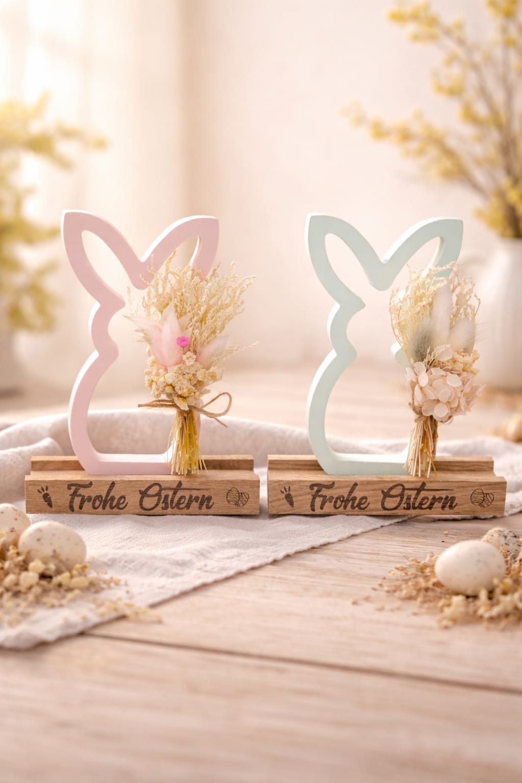 Osterhase aus Resin mit Trockenblumen & Holzsockel – Handgemachte Osterdeko