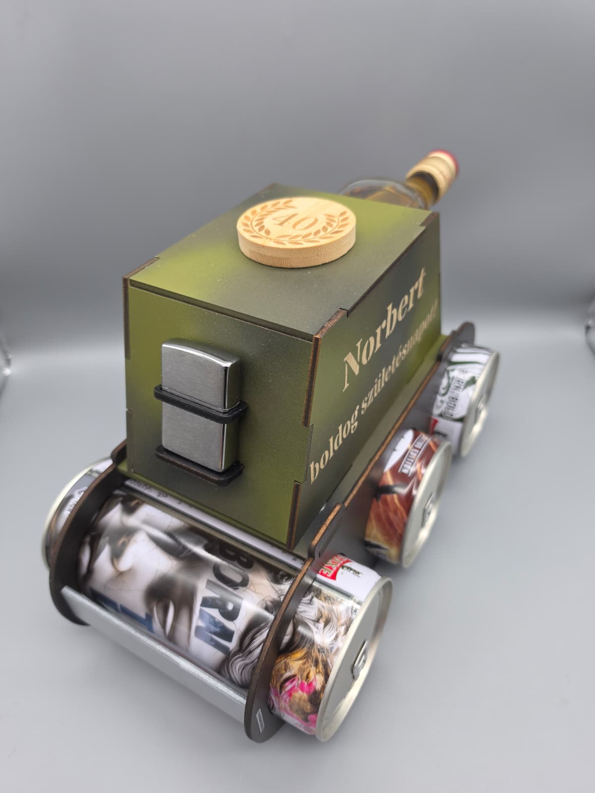 XXL Bierpanzer! | Männergeschenk mit Flaschenöffner inkl. Wunschgravuren - Für Papa, Opa und Freunde zum Geburtstag oder Vatertag!