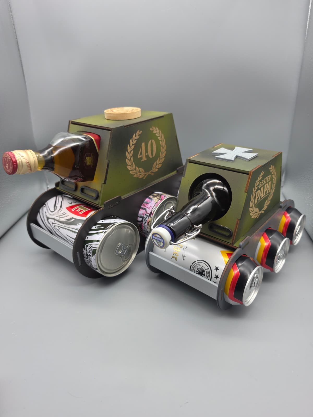 XXL Bierpanzer! | Männergeschenk mit Flaschenöffner inkl. Wunschgravuren - Für Papa, Opa und Freunde zum Geburtstag oder Vatertag!